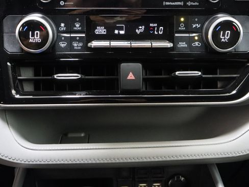 Used 2021 Toyota Highlander LE FWD image 20