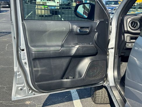 Used 2019 Toyota Tacoma TRD Sport w/ Technology Package image 12