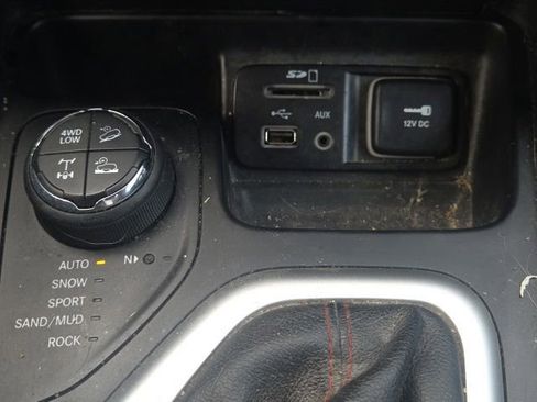 Used 2017 Jeep Cherokee Trailhawk AWD/4WD image 35