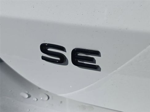 New 2026 Volkswagen Taos SE image 6