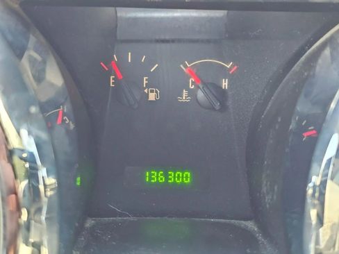 Used 2005 Ford Mustang Deluxe Convertible 2D image 27