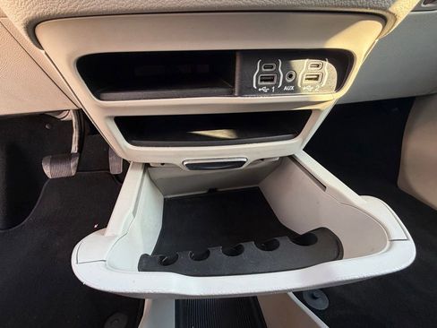 Used 2022 Chrysler Voyager LX image 29