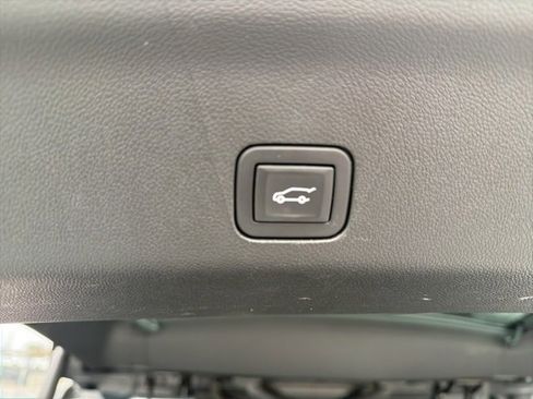 Used 2023 Cadillac Escalade Sport Platinum w/ LPO, ONYX Package image 32