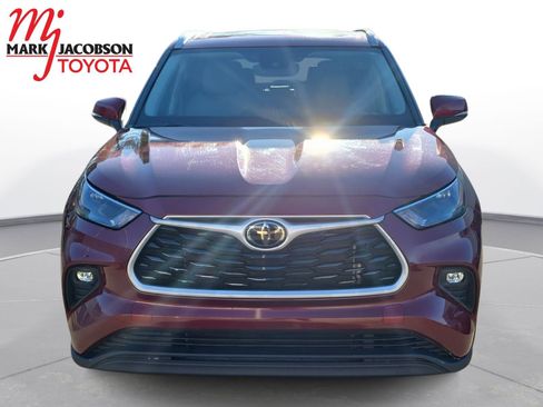 Used 2023 Toyota Highlander XLE image 3