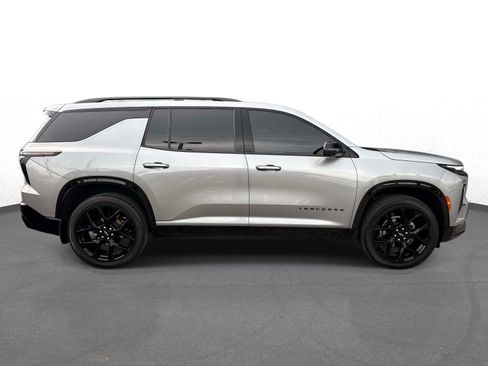 Used 2025 Chevrolet Traverse RS FWD image 2