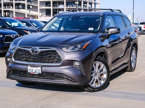Used 2023 Toyota Highlander Limited FWD image 1