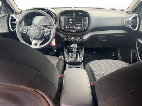 Used 2025 Kia Soul LX w/ LX Technology Package FWD image 10