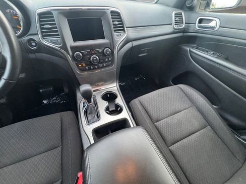 Used 2021 Jeep Grand Cherokee Laredo image 3