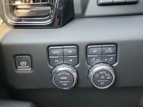 Used 2025 GMC Sierra 1500 AT4 w/ Technology Package AWD/4WD image 14