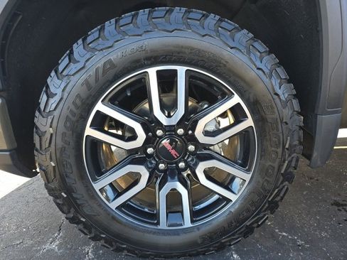 Used 2024 GMC Sierra 1500 AT4 w/ Technology Package image 10