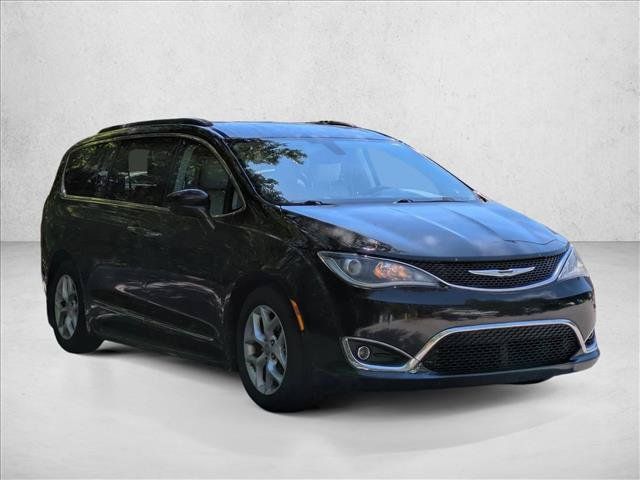Used 2017 Chrysler Pacifica Touring-L w/ Tire & Wheel Group FWD image 3