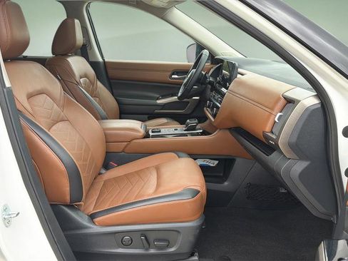 Used 2024 Nissan Pathfinder Platinum AWD/4WD image 11