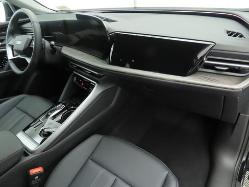Used 2025 Audi Q5 Premium Plus w/ Premium Plus image 18