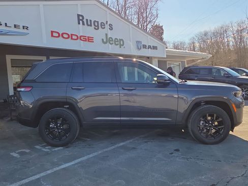 New 2026 Jeep Grand Cherokee Altitude image 3