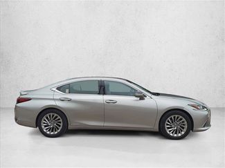 Used 2019 Lexus ES 300h w/ Accessory Package 2 FWD video 4