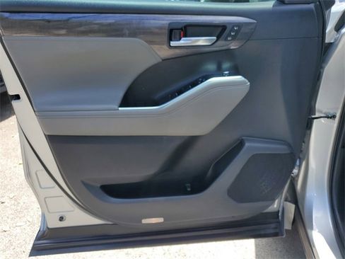 Used 2022 Toyota Highlander Limited image 9