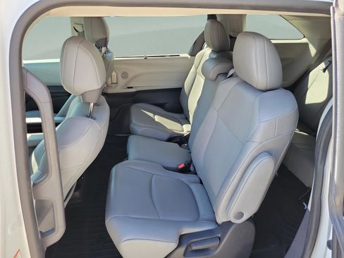 Used 2022 Toyota Sienna XLE FWD image 9