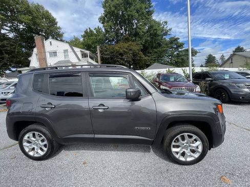 Used 2018 Jeep Renegade Latitude AWD/4WD image 4