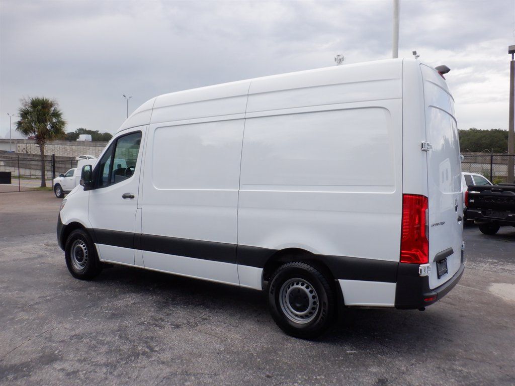 Used 2021 Freightliner Sprinter 2500 RWD image 3