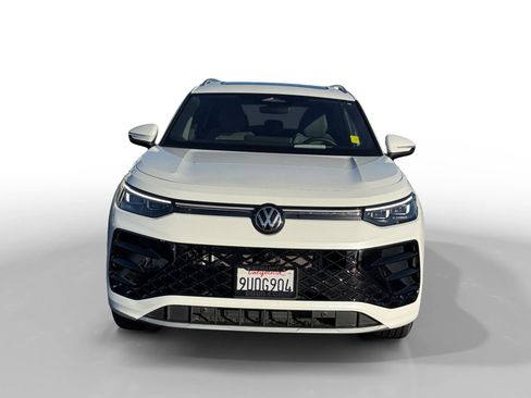 Certified 2025 Volkswagen Tiguan SEL R-Line image 8