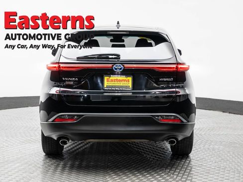 Used 2022 Toyota Venza LE image 6