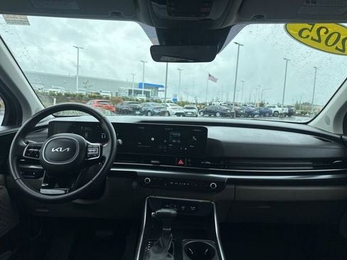 Used 2025 Kia Carnival FWD image 11