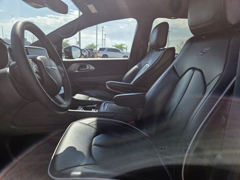 Used 2025 Chrysler Pacifica Limited FWD image 7