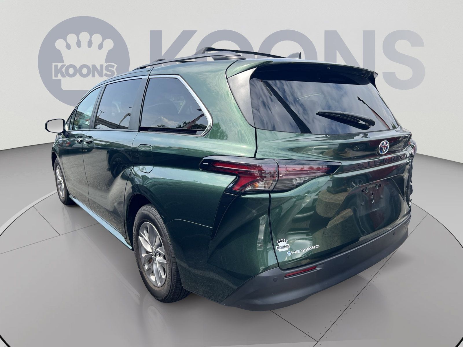 Used 2025 Toyota Sienna XLE AWD/4WD image 2