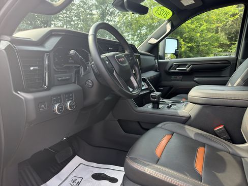 Used 2023 GMC Sierra 1500 AT4 w/ Technology Package AWD/4WD image 10