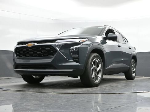 Used 2025 Chevrolet Trax LT w/ LT Convenience Package FWD image 42