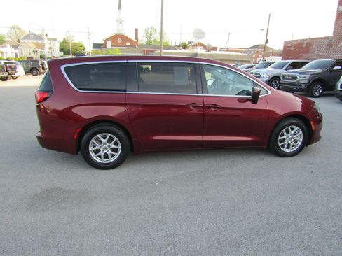Used 2023 Chrysler Voyager LX FWD image 2