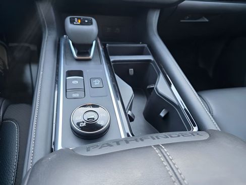 Used 2025 Nissan Pathfinder SL image 27