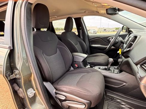 Used 2021 Jeep Cherokee Latitude w/ Mopar Interior Package AWD/4WD image 28