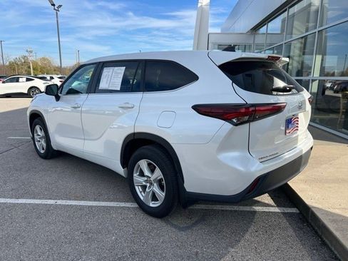 Used 2024 Toyota Highlander LE image 3