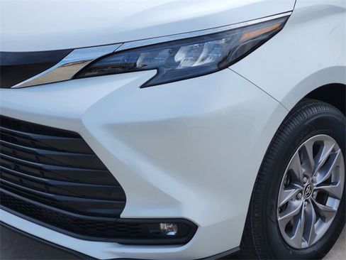 Used 2025 Toyota Sienna XLE image 6