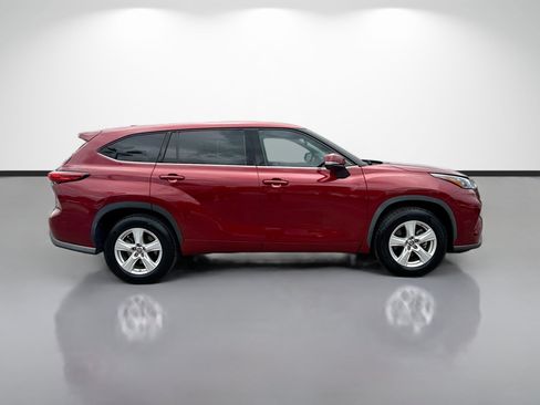 Used 2020 Toyota Highlander LE FWD image 2