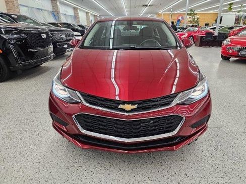 Used 2018 Chevrolet Cruze LT w/ Convenience Package image 2