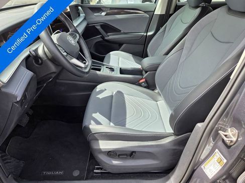 Certified 2025 Volkswagen Tiguan SE FWD image 10