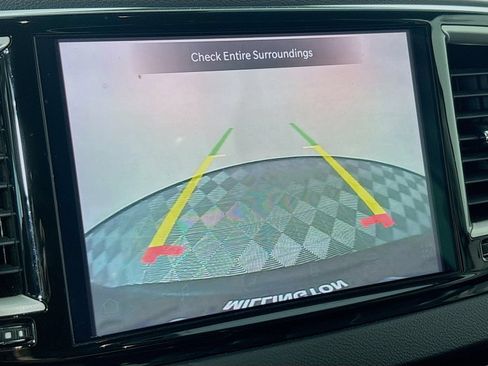Used 2022 Chrysler Pacifica Touring-L FWD image 13