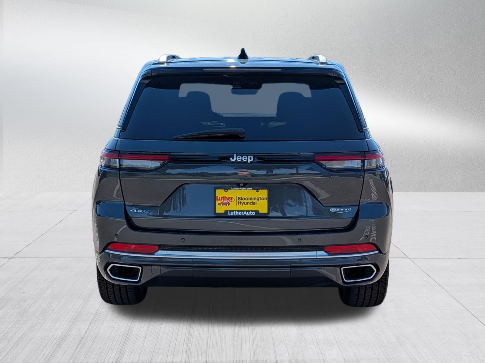 Used 2023 Jeep Grand Cherokee Summit AWD/4WD image 6