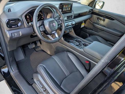 New 2025 Honda Pilot Touring image 3