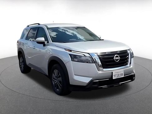 Used 2025 Nissan Pathfinder SV FWD image 3