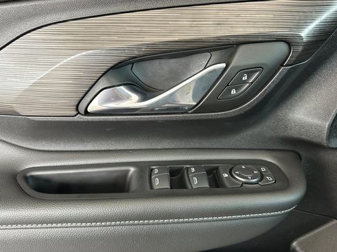 Used 2024 GMC Terrain SLE w/ Elevation Edition image 11