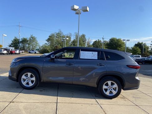 Used 2023 Toyota Highlander LE FWD image 7