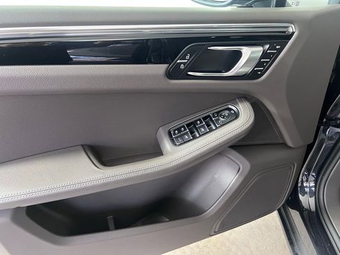 Certified 2025 Porsche Macan image 27