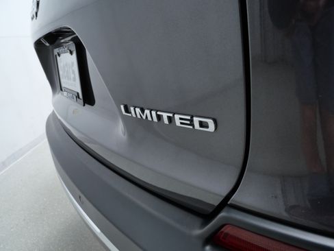 Used 2019 Jeep Cherokee Limited AWD/4WD image 6