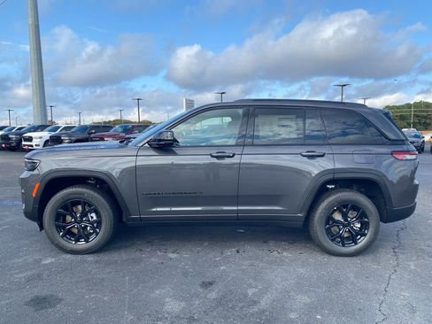 New 2025 Jeep Grand Cherokee Altitude image 4