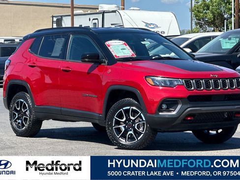 Used 2025 Jeep Compass Trailhawk AWD/4WD image 1