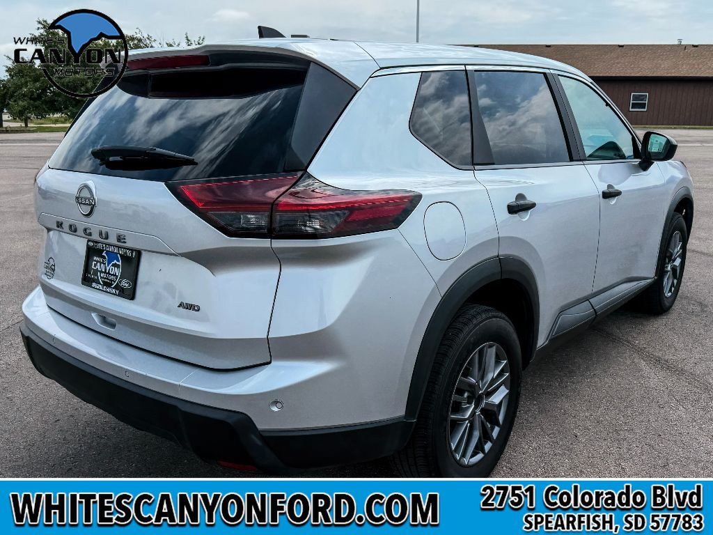 Used 2024 Nissan Rogue S AWD/4WD image 10