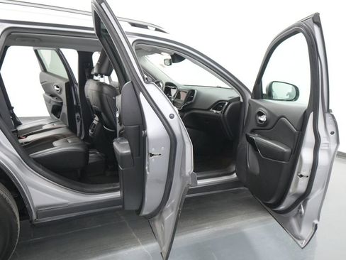 Used 2021 Jeep Cherokee Latitude Plus AWD/4WD image 28